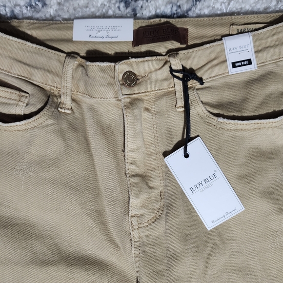 Judy Blue Jeans - Picture 3 of 6